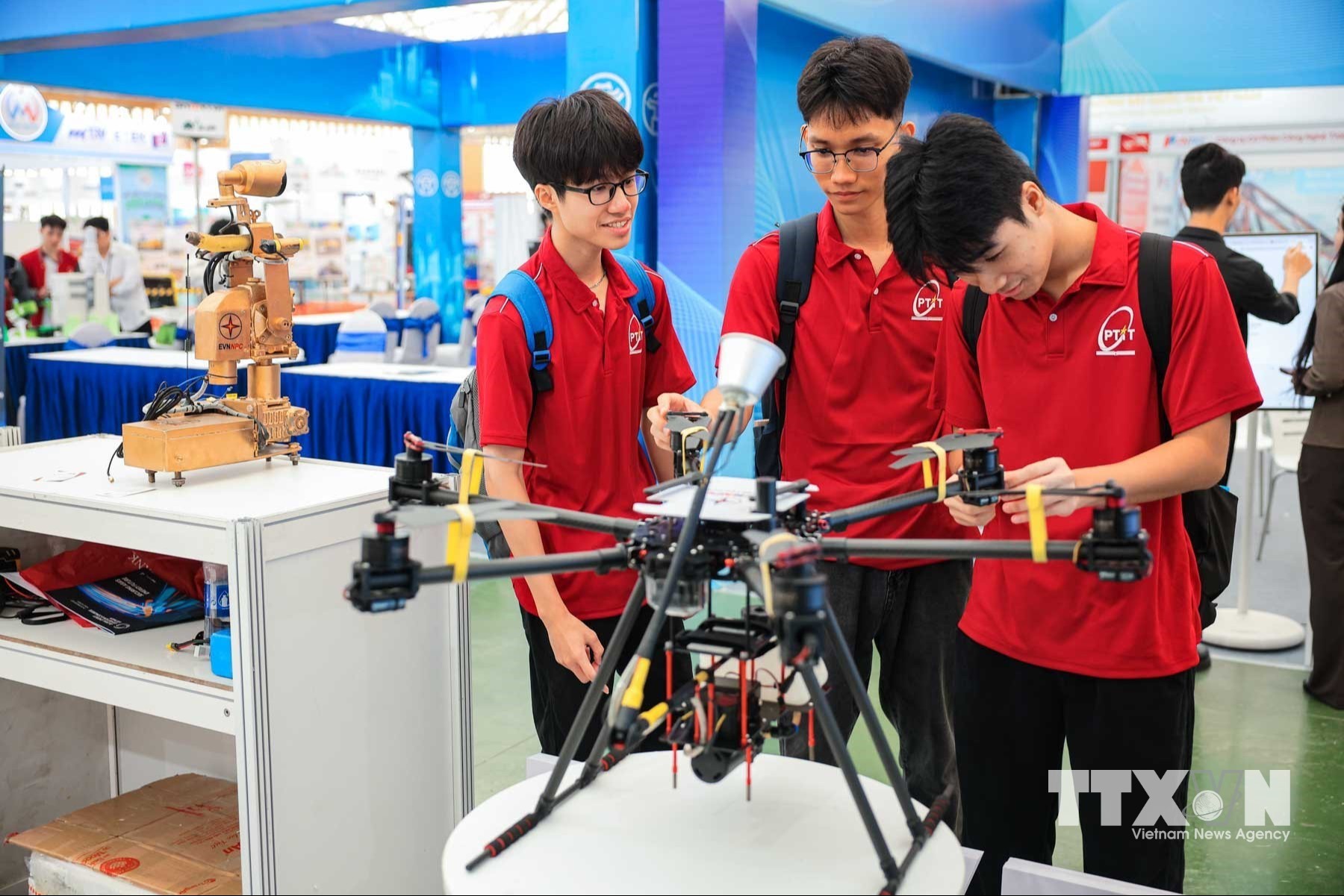 Các thiết bị bay không người lái (UAV) thu hút sự quan tâm, tìm hiểu của đông đảo khách tham quan. (Ảnh: Hoàng Hiếu/TTXVN)